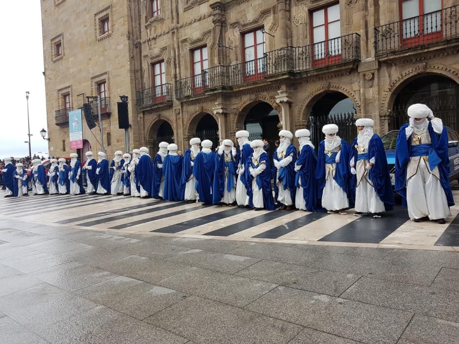 Los Reyes Magos llegan a Gijón para repartir regalos e ilusión