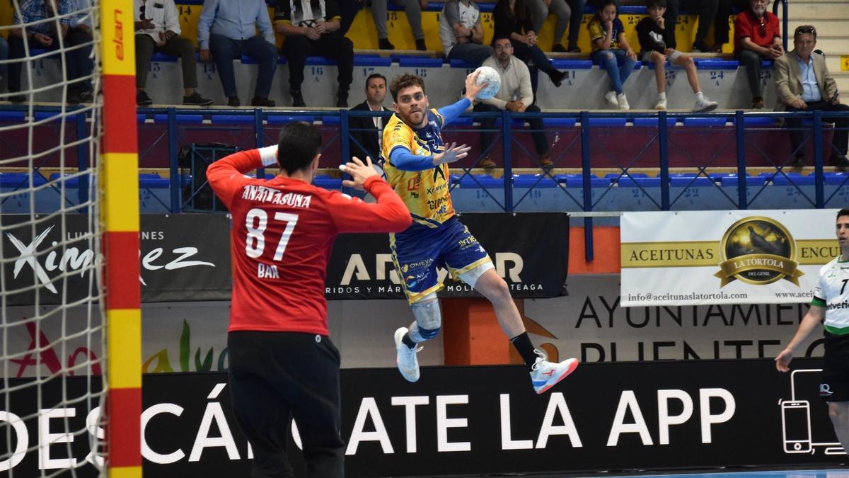 Javi Muñoz, en un partido del Ángel Ximénez Puente Genil en la Liga Asobal.