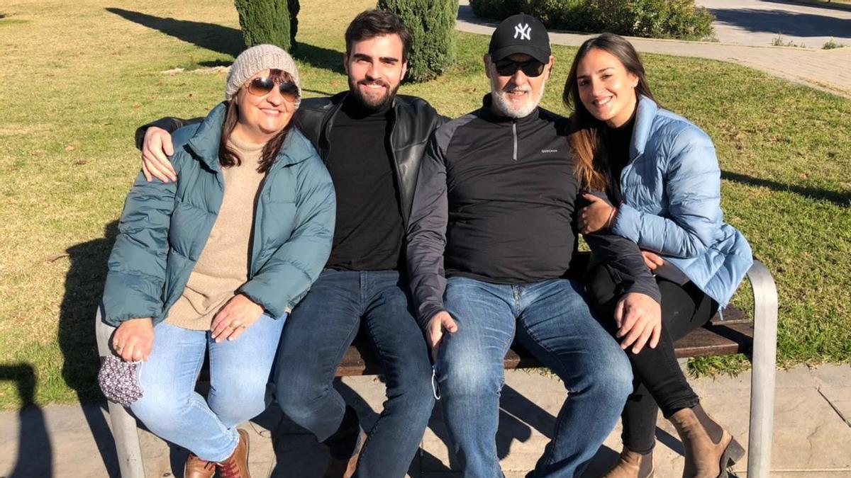 Verónica, a la derecha, junto a su familia
