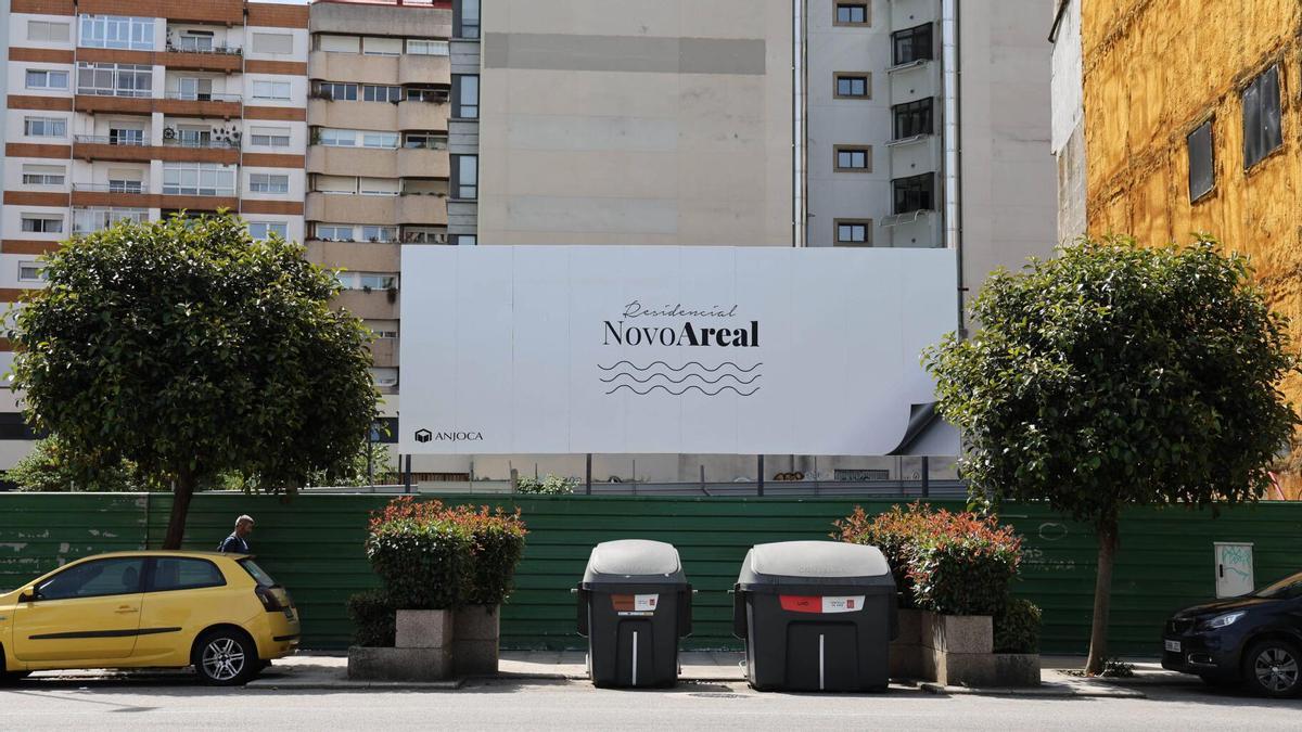 Nuevo cartel de Arenal 120, donde la promotora coruñesa Anjoca levantará el "Residencial Novo Areal" después de la renuncia de Hábitat