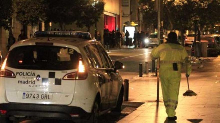 Trabajadores de Tragsa salen a limpiar las calles de Madrid