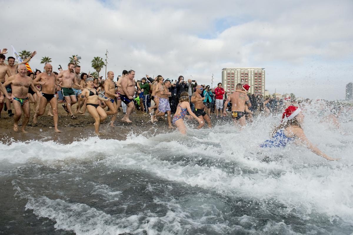 Primer baño del año en la playa de la Barceloneta