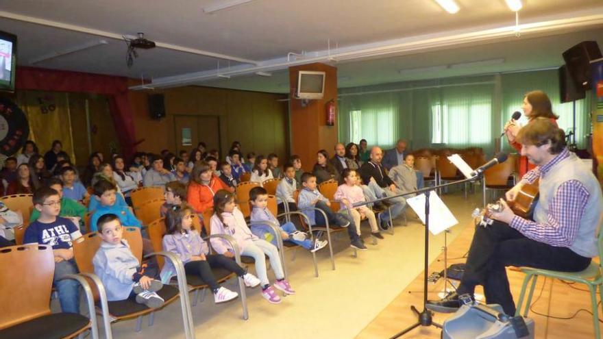 El &quot;Dúo Mestura&quot;, actuando ante los alumnos del colegio ayer.