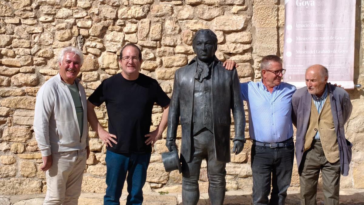 Antonio López y Andrés Ibáñez, artistas encargados de realizar la estatua, junto al alcalde, Enrique Salueña.