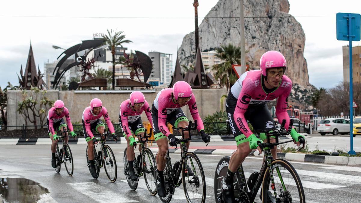 Un equipo de ciclismo por las calles de Calp en una imagen de archivo.