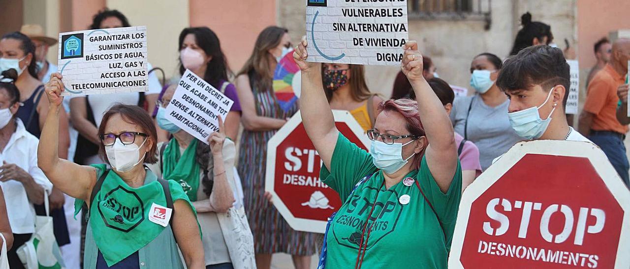 Protesta de PAH València el pasado mes de julio para exigir la prórroga del decreto. | J.M. LÓPEZ