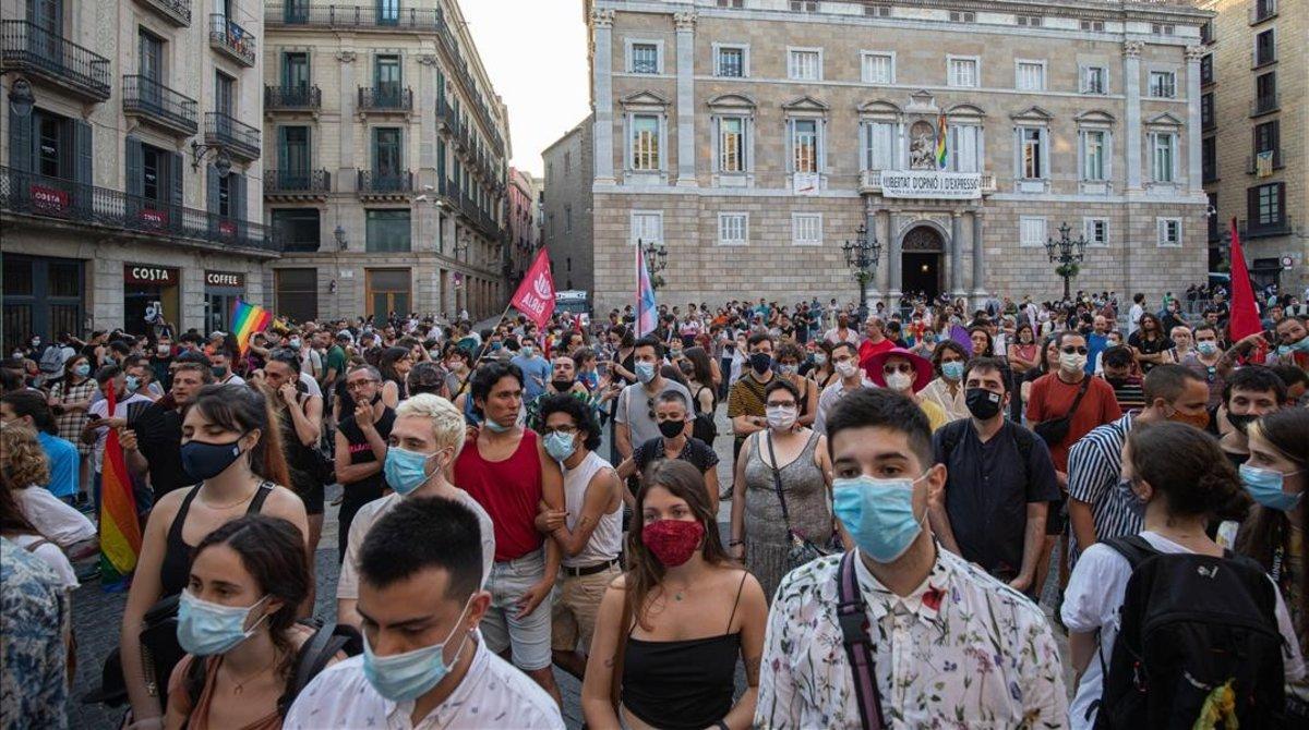 Manifestación del Orgullo en la plaza de Universitat de Barcelona.