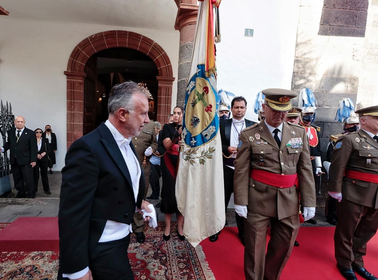 Traslado del pendón de Santa Cruz y misa del 3 de mayo