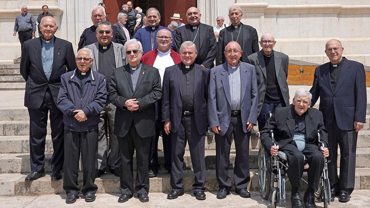 El arzobispo Benavent, con los sacerdotes homenajeados.