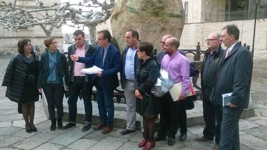 Responsables del PSOE en el Ayuntamiento de Toro y en la Diputación, durante la rueda de prensa. Foto M. J. C.