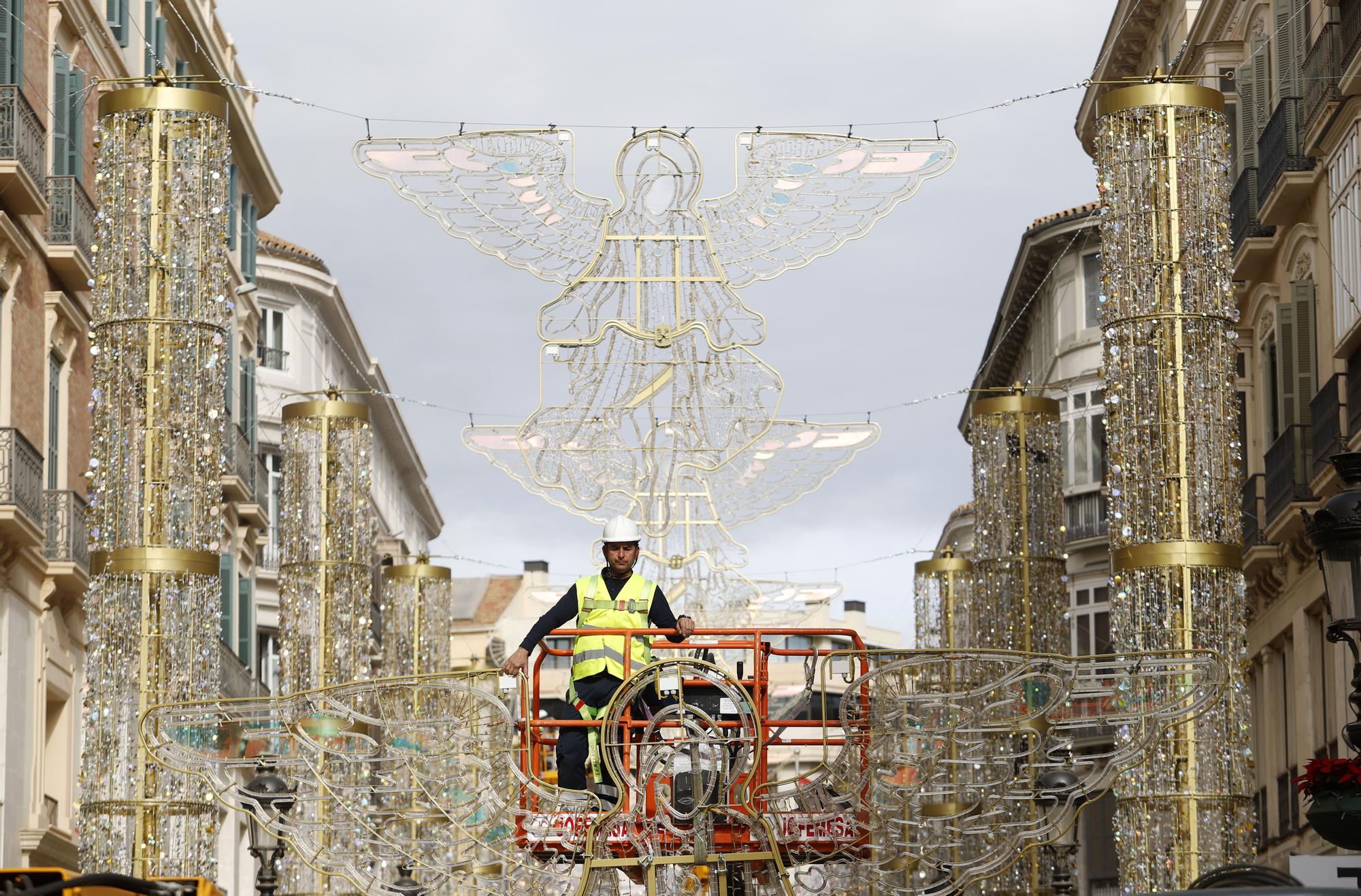 Instalan los ángeles de las luces de Navidad de la calle Larios