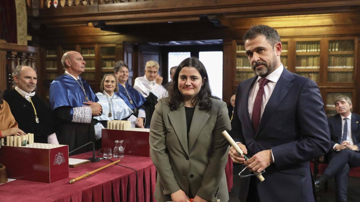 Ainara Calleja recoge su galardón de manos de Abel Fernández Martínez. | Pablo Solares