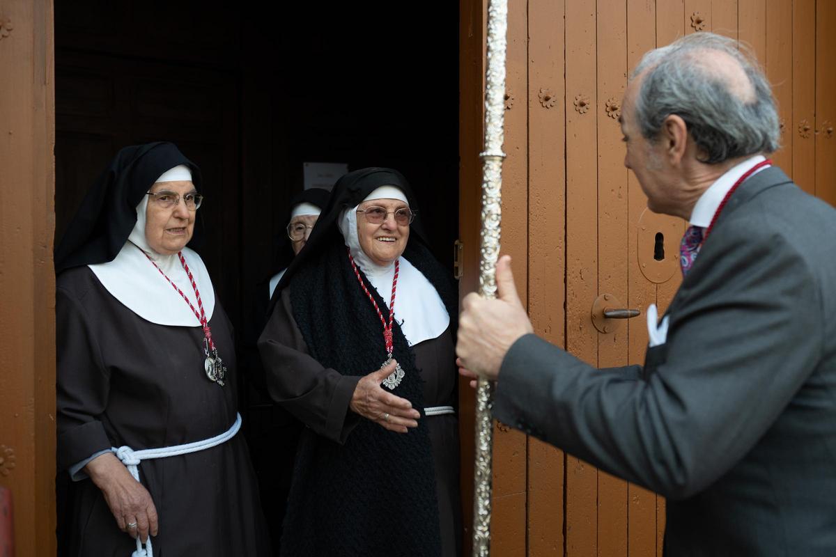 Las religiosas saludan al presidente de la Resurrección