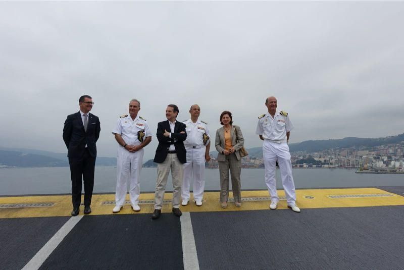 Descubre por dentro el portaaviones ''Juan Carlos I'', atracado en Vigo. // Marta G. Brea