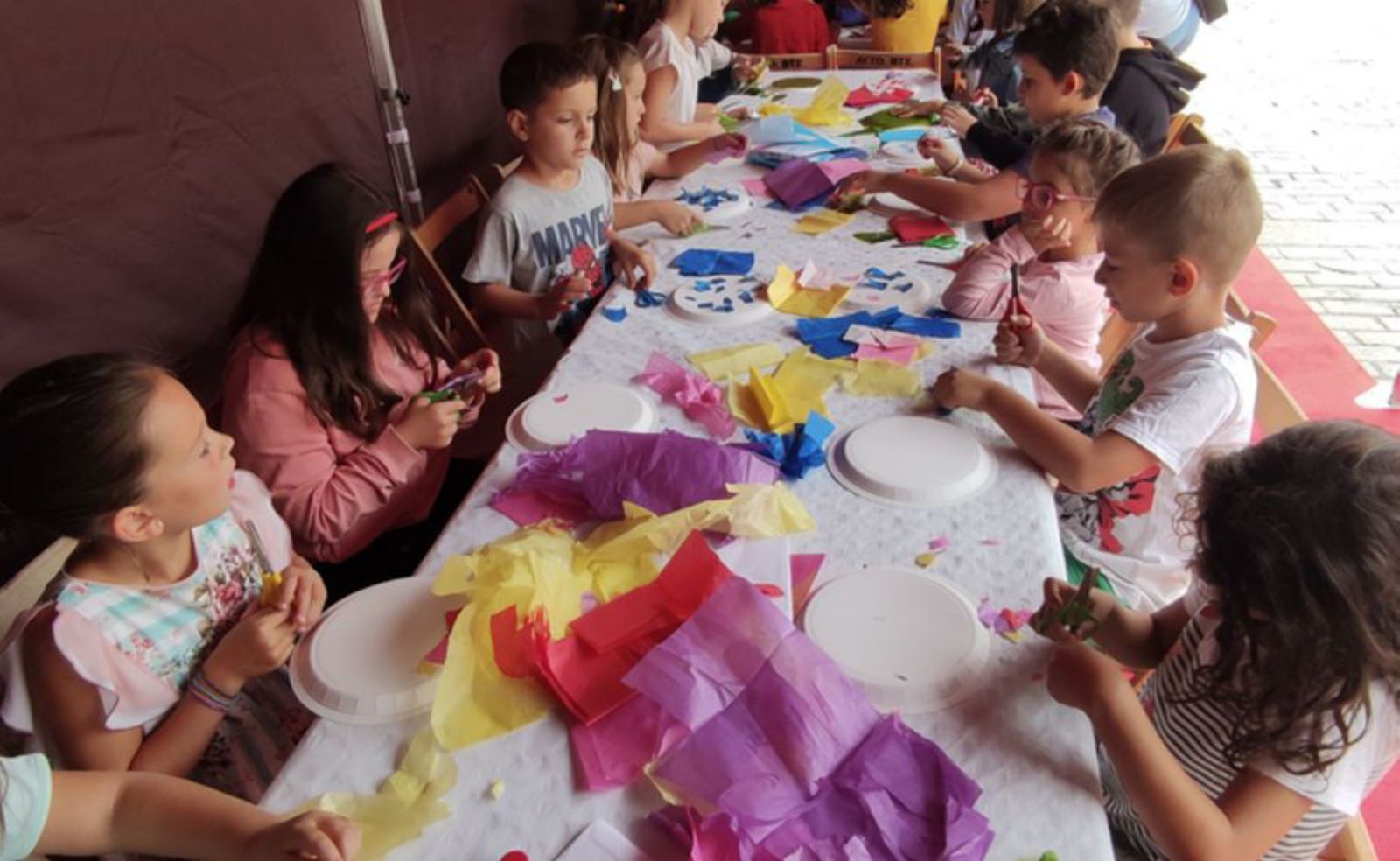 Taller infantil en la Feria de Productos de la Tierra de Benavente. / E. P.