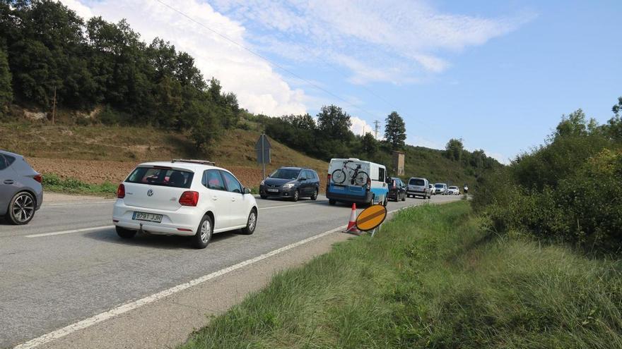 Reclamem més personal per "minimitzar" les cues diàries en les obres del talús a l'N-260 a Sant Joan de les Abadesses