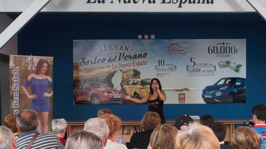 Mercedes Ben Salah conquistando al público en la Feria de Muestras, ayer en Gijón.