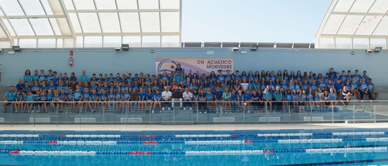 Foto de grupo durante la presentación del club