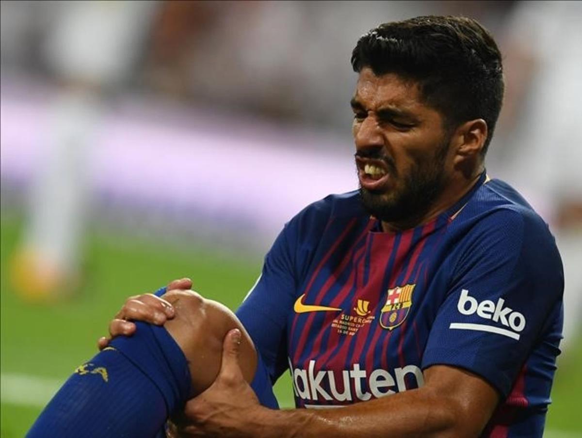 zentauroepp39713245 barcelona s uruguayan forward luis suarez grimaces as he sit170817095020