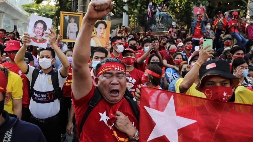 Protestas en Bangkok, Tailandia, por el golpe de estado en Birmania.