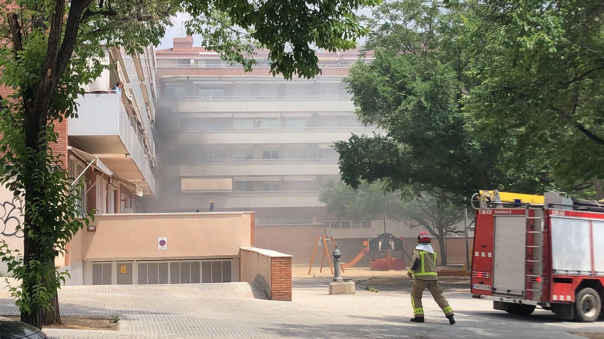 Un incendi obliga a desallotjar un edifici de l'avinguda de les Bases de Manresa