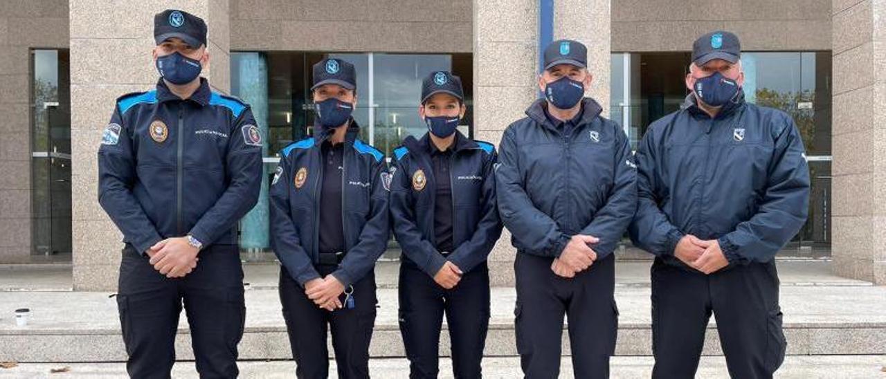 Los agentes y oficiales de Moaña, ayer en la Academia Galega de Seguridade Pública.