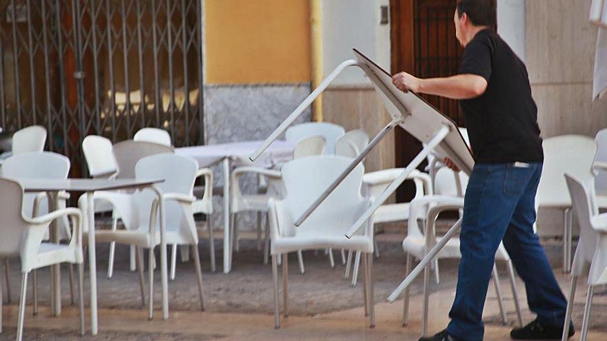 Imagen de archivo de un hostelero montando su terraza.