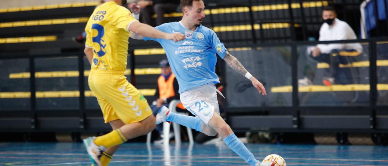 Víctor Delgado, jugador de la UD Ibiza-Gasifred, en una acción de juego frente al Mar Denia.