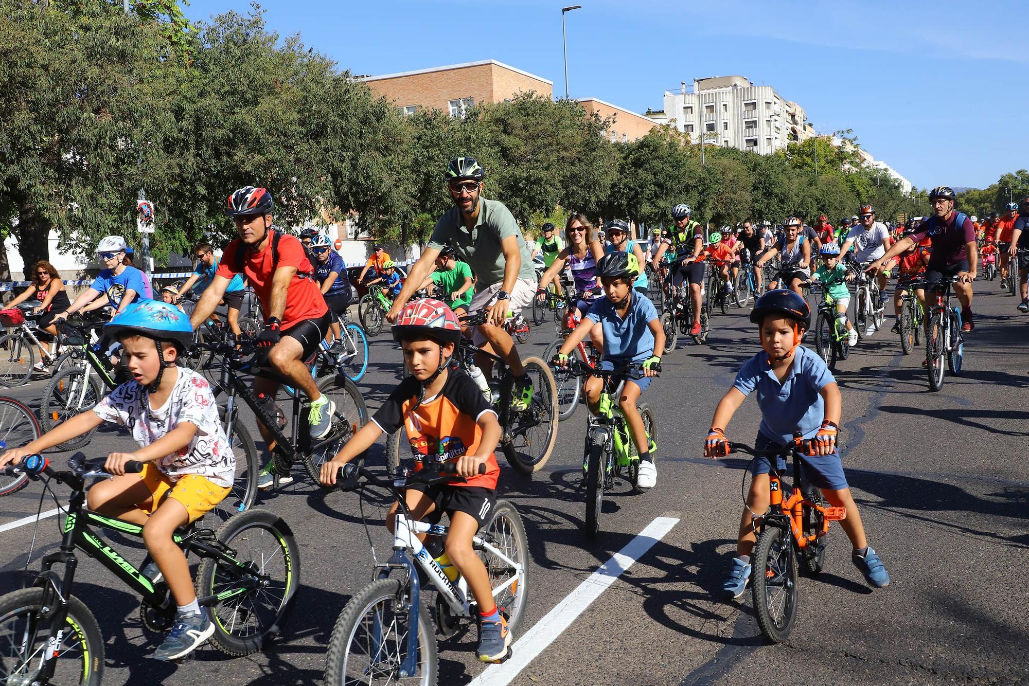 Familias enteras se suman a la Fiesta de la Bicicleta en Córdoba