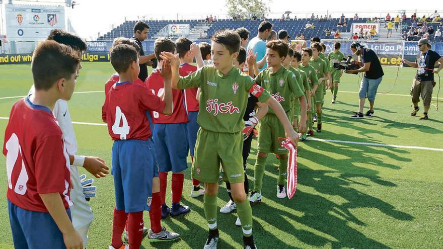 Los jugadores del Sporting y del Atlético de Madrid se saludan al inicio de la semifinal del torneo.