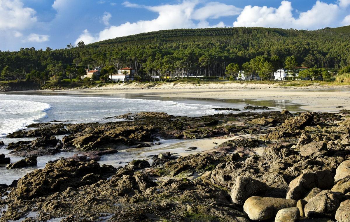 La playa de Estorde durante el día (Cee).