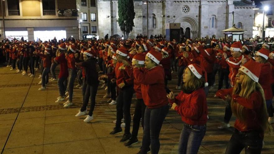 Alumnos de la escuela de danza Funky Fusion durante el flashmob navideño de años anteriores.