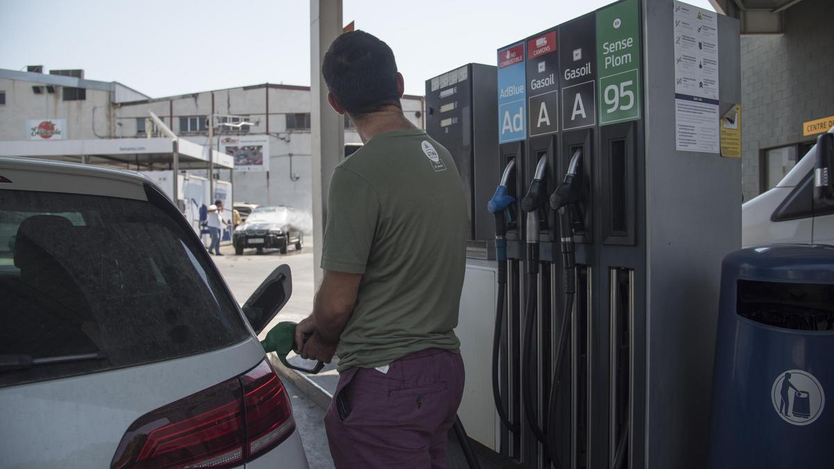 Un home resposta a una benzinera, en una imatge d’arxiu.