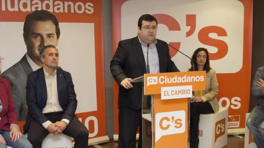 Candidatos de la lista de Ciudadanos en Oviedo durante la campaña, con Iván Prieto a la derecha.