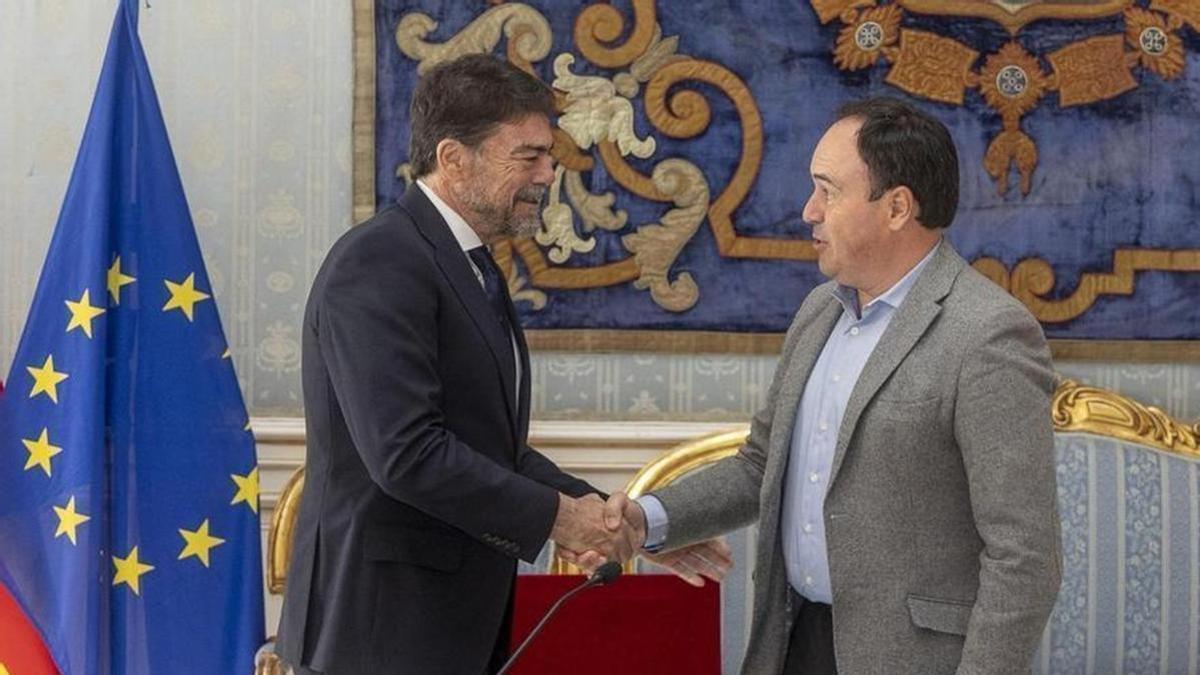 El presidente de la Generalitat, Juanfran Pérez Llorca, en una visita institucional al Ayuntamiento de Alicante