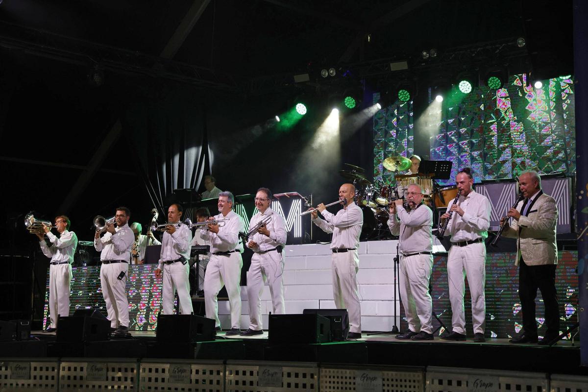Les imatges de l'Orquestra Maravella a la Festa Major de Caldes de Malavella
