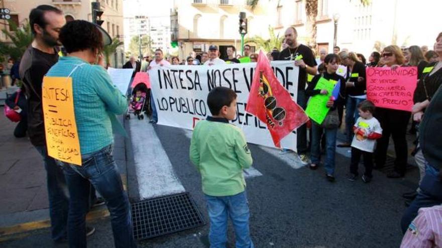 Trabajadores de la gasolinera y cafetería de Intesa, durante una de las protestas en Elche.