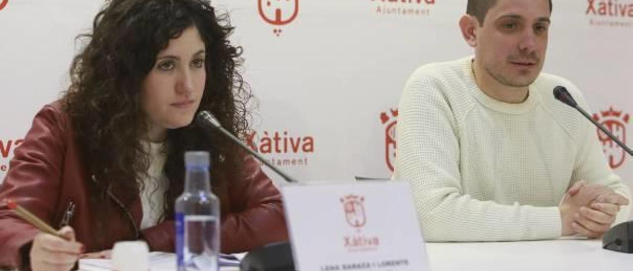La concejal Lena Baraza y el presidente de la JLF de Xàtiva, ayer en el consistorio.