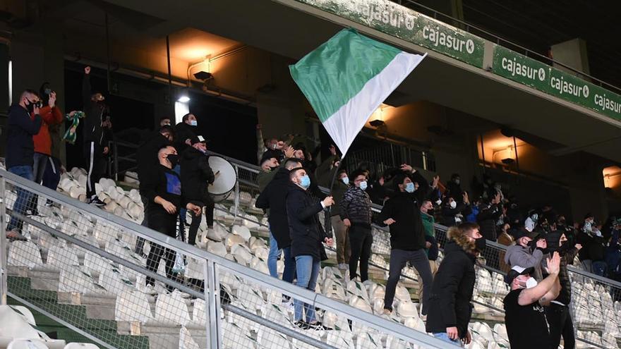 Aficionados del Córdoba CF en un partido en El Arcángel.