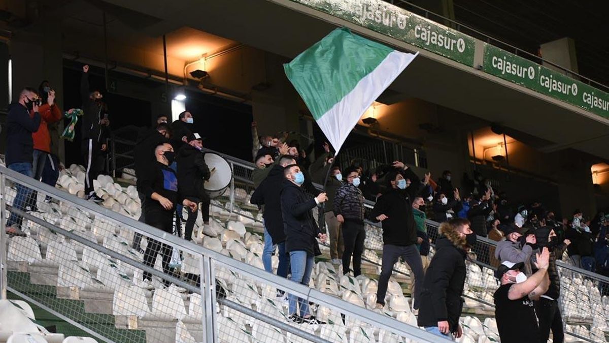 Aficionados del Córdoba CF en un partido en El Arcángel.