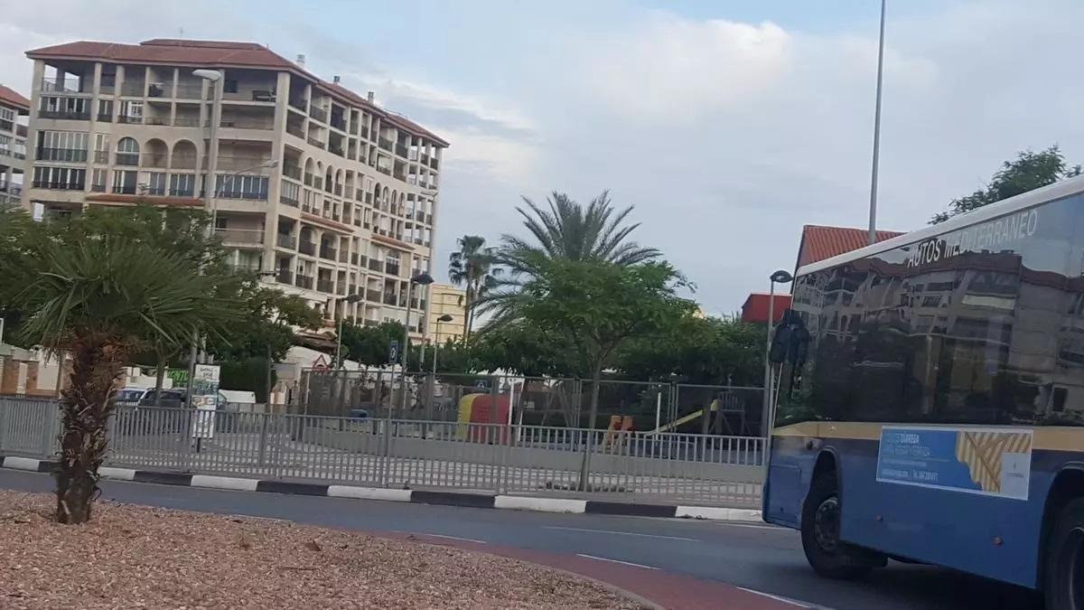Imagen de la rotonda junto al CEIP Palmerar de Benicàssim.