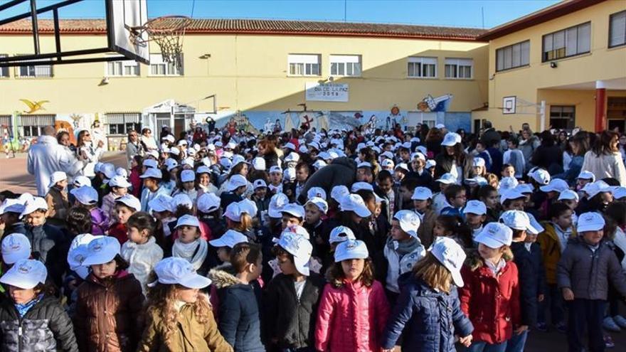 Los escolares marchan por la paz y la no violencia