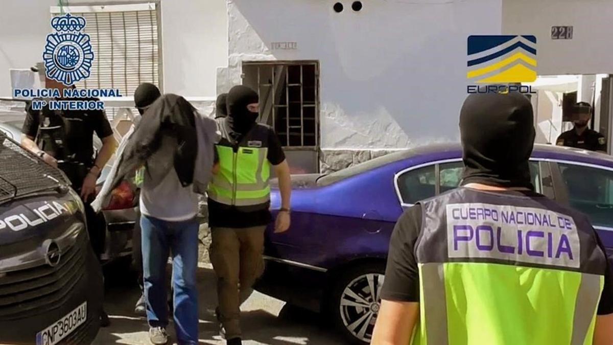 Agentes de la policía con el detenido en Algeciras acusado de pertenecer al Estado Islámico.