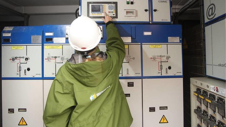 Un técnico de Iberdrola procede a instalar contadores digitales en la Región.