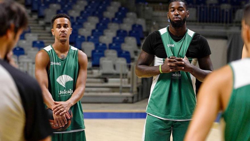 ? Primera toma de contacto del Unicaja con el balón. El Martín Carpena, desde las 18.00 horas, acogió ayer la primera sesión de pista de la plantilla verde con Luis Casimiro Palomo. El nuevo entrenador verde ha querido adelantar la primera sesión con sus jugadores, prevista para el lunes, ya que el técnico teme una «fuga» de jugadores con sus selecciones nacionales en los próximos días. Por ese motivo, el técnico citó ayer a sus hombres, con los que ya ha podido tener una primera toma de contacto. Estuvieron todos, también ya Brian Roberts, que llegó a Málaga el vienes al mediodía.