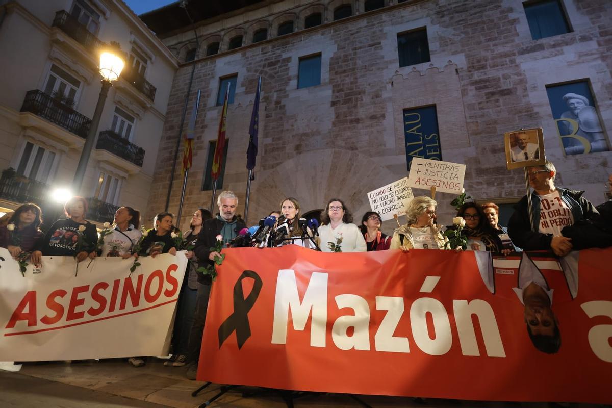 Decenas de valencianos se concentran frente a las Corts para pedir el enjuiciamiento de Mazón por su gestión de la dana