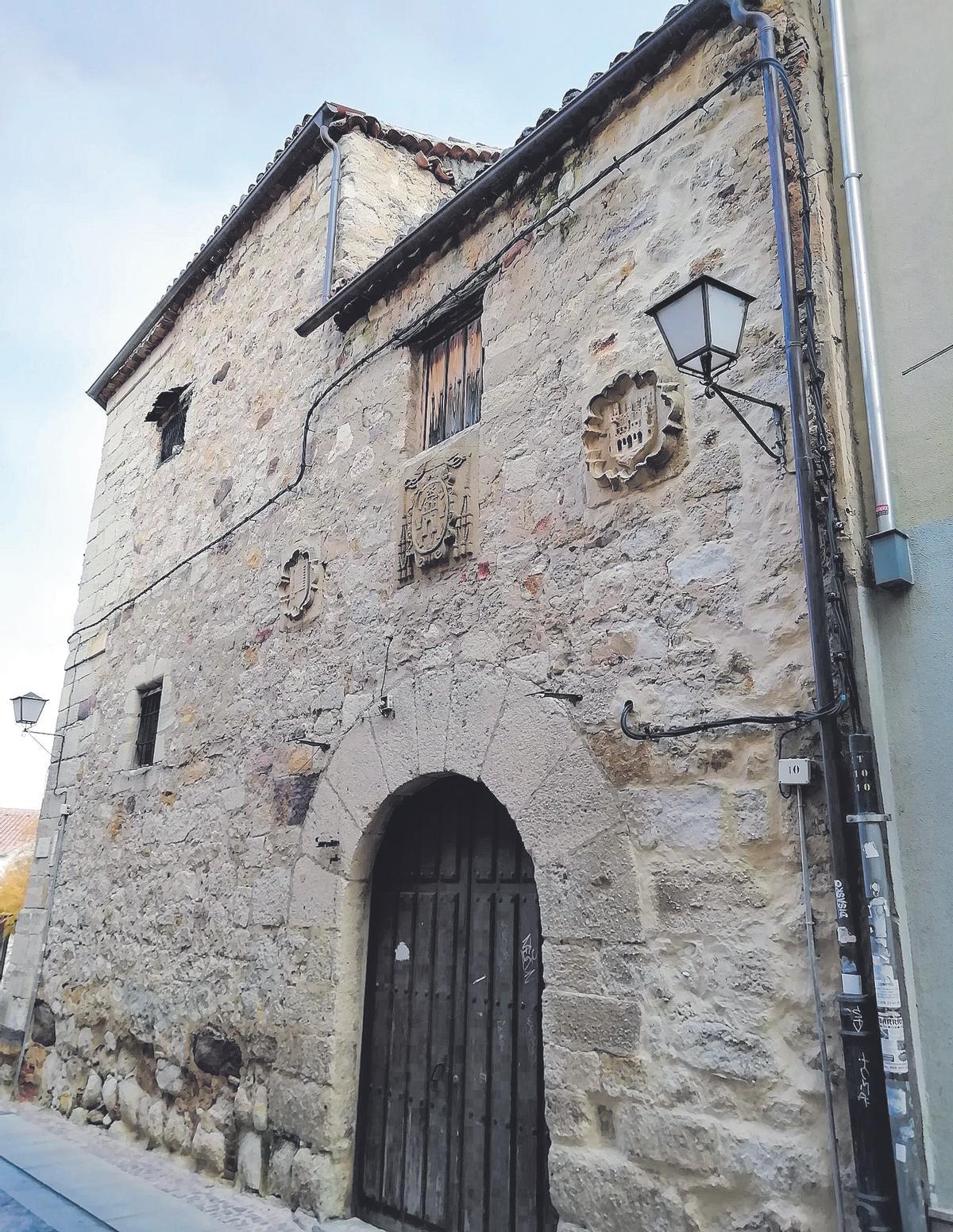 Puerta de la alhóndiga de Diego de Simancas en la calle de la Reina.