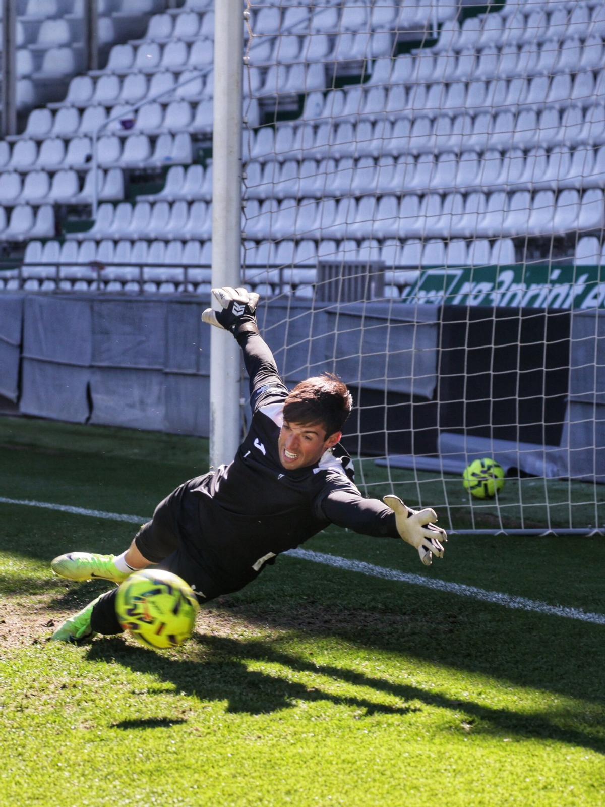 Iker Álvarez detiene un disparo en el entrenamiento del Córdoba CF esta semana