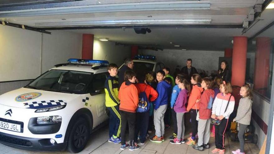 Alumnos del CEIP Seara en una visita de esta semana al Concello de Moaña. // Gonzalo Núñez