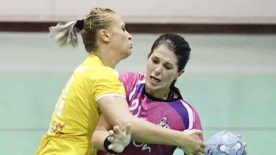 Agustina López es frenada por una jugadora del Rocasa.